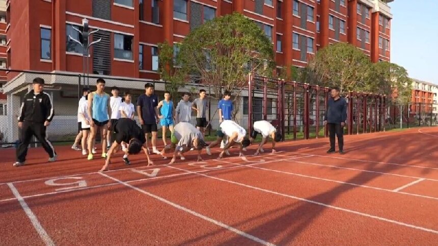 麓高体育生.jpg 麓高体育生.jpg